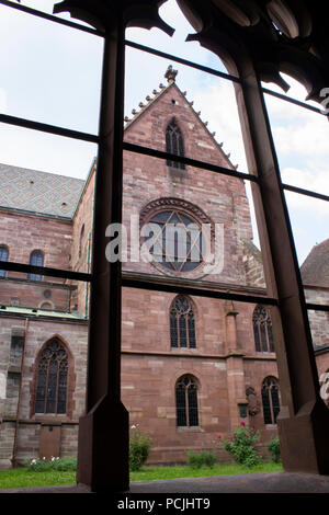 Vista della cattedrale di Basilea (chiesa e ex cattedrale) dall'Kreuzgang, a Basilea in Svizzera. Foto Stock