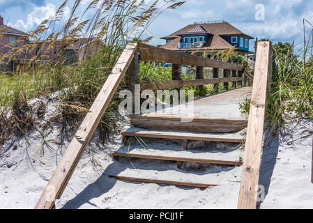 Case sulla spiaggia e il lungomare in legno accesso alla spiaggia di Jacksonville Beach, Florida. (USA) Foto Stock
