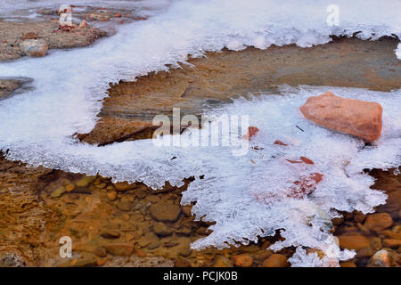 Formazioni di ghiaccio lungo il fiume di pino, Parco Nazionale Zion, Utah, Stati Uniti d'America Foto Stock