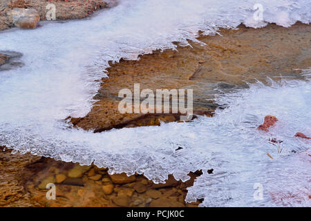 Formazioni di ghiaccio lungo il fiume di pino, Parco Nazionale Zion, Utah, Stati Uniti d'America Foto Stock