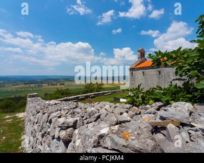 Lo Spirito Santo Sveti Duh chiesa cappella vicino Susnjevica in Croazia campo Cepic in background Foto Stock