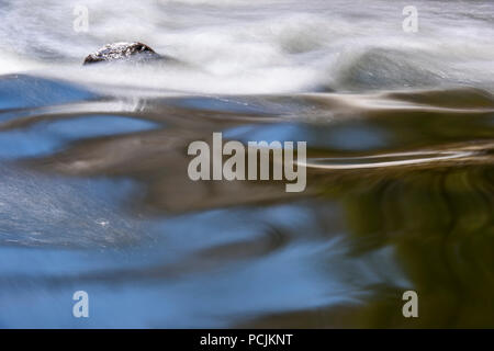 Onde stazionarie in Junction Creek a inizio primavera, maggiore Sudbury, Ontario, Canada Foto Stock