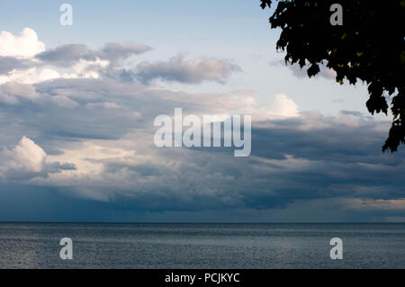 Nuvole scure venite a rotolamento in oltre il Lago Huron Foto Stock