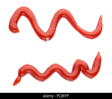 Due rosso ketchup curve schizzi isolato su bianco, vista dall'alto Foto Stock
