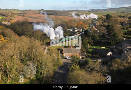 34053 & 34081 partono da Corfe Castle durante il 'Strictly intimorito' il vapore di gala del 1.4.17. Foto Stock