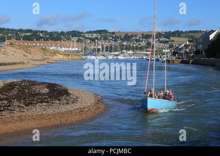 Barca al fiume Ax estuario vicino alla città di Seaton in East Devon Foto Stock