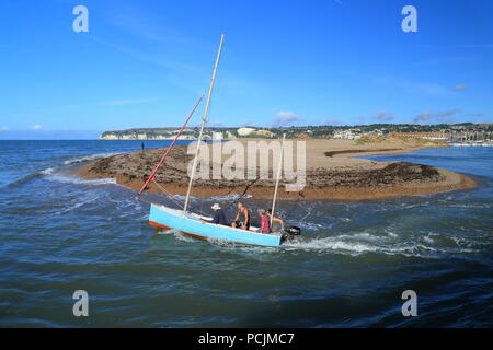 Barca al fiume Ax estuario vicino alla città di Seaton in East Devon Foto Stock