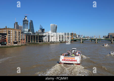 Vista lungo il fiume Tamigi verso la città. Citycruises barca ammirate i siti Foto Stock