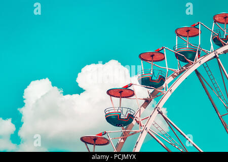 Tonalità di colore vicino la foto di una ruota panoramica Ferris contro il cielo. Foto Stock