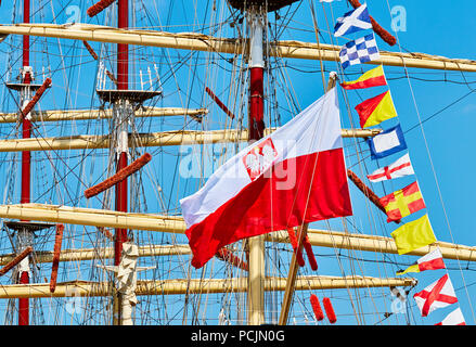 Bandiera polacca su una nave a vela del montante. Foto Stock