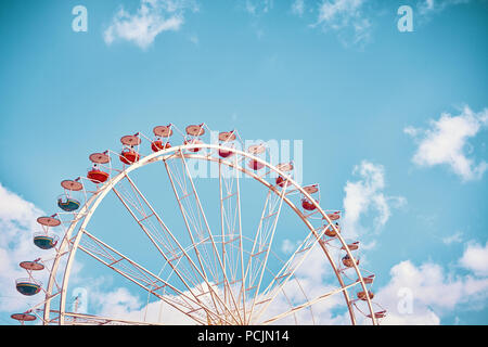 Retrò immagine stilizzata di una ruota panoramica Ferris contro il cielo. Foto Stock