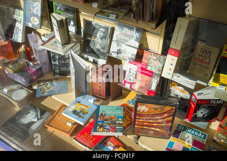 La finestra di visualizzazione in un francese bookshop, Pont L'Eveque, Normandia, Francia Foto Stock