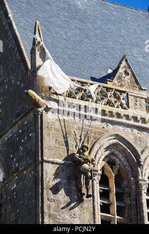 Il paracadute memoriale sulla chiesa di Sainte Mere Eglise, paracadutista John Steele del paracadute 505th Reggimento di Fanteria (PIR), la cui parachute Foto Stock