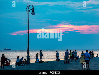 Trieste, Italia, 2 agosto 2018. Persone Godetevi il tramonto sul mare Adriatico dal Molo Audace di Trieste, in Italia. Foto di Enrique Shore Foto Stock