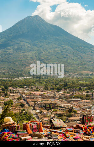 Vista della Città di Antigua Guatemala con Volcan de Agua dietro in America centrale Foto Stock