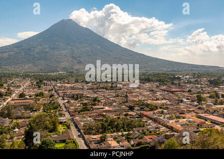 Vista della Città di Antigua Guatemala con Volcan de Agua dietro in America centrale Foto Stock