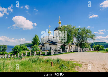 Chiesa di San Costantino ed Elena sull isola rurale Sviyažsk in Russia. Giornata soleggiata con cielo nuvoloso. Foto Stock