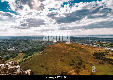 Vista di Edimburgo da Arthur' Seat in Holyrood Park. La Scozia, Regno Unito. Foto Stock