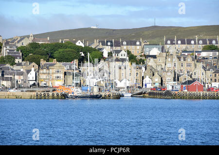 Vista dalla nave di Lerwick, isole Shetland, Scotland, Regno Unito. Luglio, 2018 Foto Stock