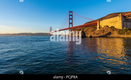 Tramonto sul Golden Gate Bridge a baia a ferro di cavallo in San Francisco. Foto Stock