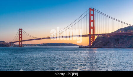 Tramonto sul Golden Gate Bridge a baia a ferro di cavallo in San Francisco. Foto Stock