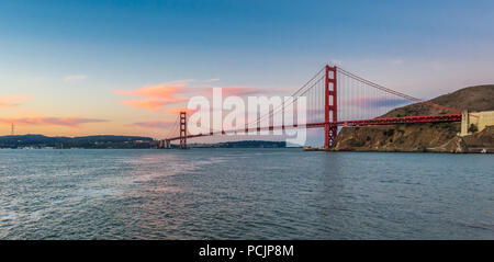 Tramonto sul Golden Gate Bridge a baia a ferro di cavallo in San Francisco. Foto Stock