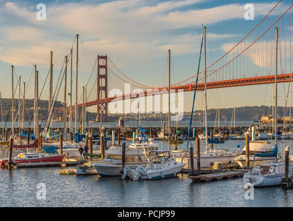 Tramonto sul Golden Gate Bridge a ferro di cavallo Cove nella baia di San Francisco. Foto Stock