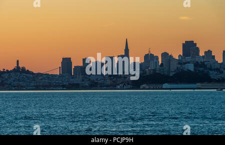 Skyline di San Francisco al tramonto sulla baia di San Francisco Foto Stock