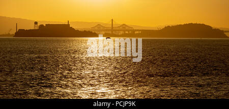 Skyline di San Francisco al tramonto sulla baia di San Francisco Foto Stock