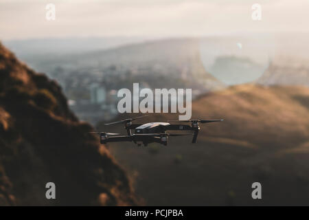 Panoramica ripresa aerea di Edimburgo al tramonto da fuco. La Scozia, Regno Unito. Foto Stock