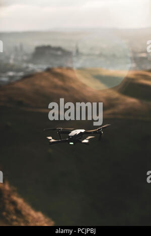 Panoramica ripresa aerea di Edimburgo al tramonto da fuco. La Scozia, Regno Unito. Foto Stock