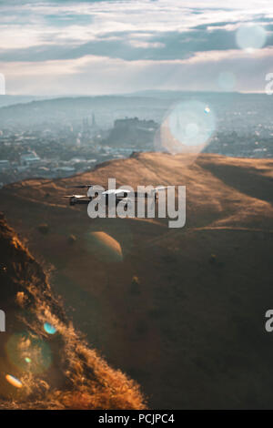 Panoramica ripresa aerea di Edimburgo al tramonto da fuco. La Scozia, Regno Unito. Foto Stock