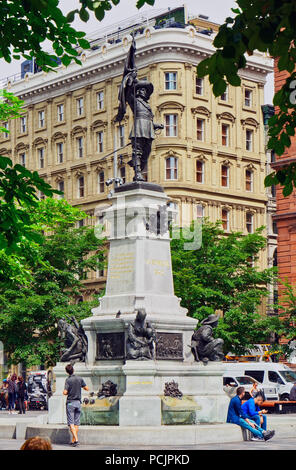 Montreal, Canada, 2 Agosto 2018.Monumento a Paolo de Chomedey de Maisonneuve nella vecchia Montreal.Credit Mario Beauregard/Alamy Live News Foto Stock