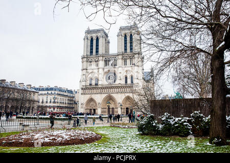 Parigi, Francia - Marzo 2018: Cattedrale di Nostra Signora di Parigi in un gelido inverno giorno appena prima della primavera Foto Stock