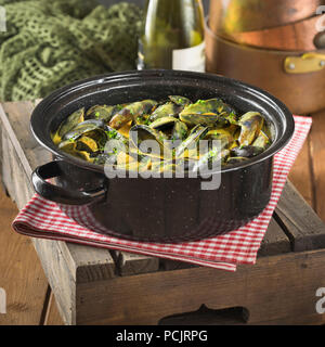 Mouclade. Le cozze in crema e salsa al curry Francia cibo Foto Stock