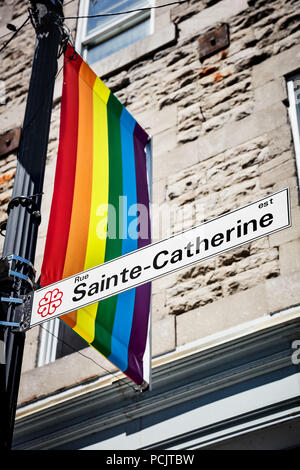 Sainte Catherine Street segno e una bandiera arcobaleno nel villaggio gay di Montreal, Quebec, Canada Foto Stock