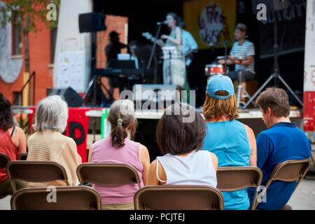 Montreal, Canada - Giugno, 2018. Il pubblico è la visione di un locale jazz band concerto su un palcoscenico all'aperto a Montreal, Quebec, Canada. Uso editoriale. Foto Stock