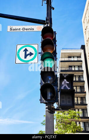 Saint Denis street segno attaccato ad un semaforo verde di segnalazione per la passeggiata pedonale a Montreal Québec Canada Foto Stock