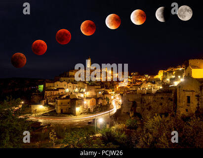 Matera (Italia) - La più lunga eclissi di luna del secolo con il fenomeno della Luna Rossa si vede dal teatro incantato in pietra dei Sassi di Matera Foto Stock