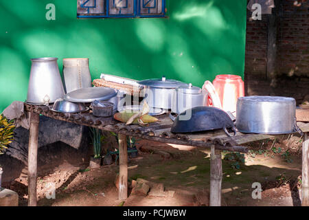 Pentole e padelle essiccamento cucina esterna in India Foto Stock