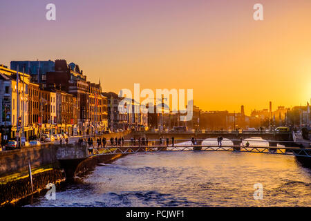 Dublino, Irlanda, marzo 2018, tramonto sul fiume Liffey dal quartiere di Temple Bar Foto Stock