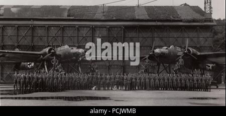 Immagine da l'album fotografico di Oberleutnant Wilhelm Gallia: personale di 1. Staffel, Küstenfliegergruppe 106 pone di fronte due delle unità Heinkel He 115B-1 floatplanes nel 1941. Sarà la Gallia è il funzionario di alto al centro del gruppo, indossando un cappello laterale e in piedi con il suo alsaziano 'Karo'. Foto Stock