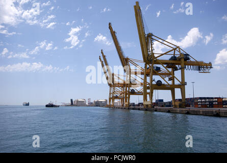 Dockside Contenitore giallo nave grandi gru presso il Molo di Porto di Barcellona Foto Stock