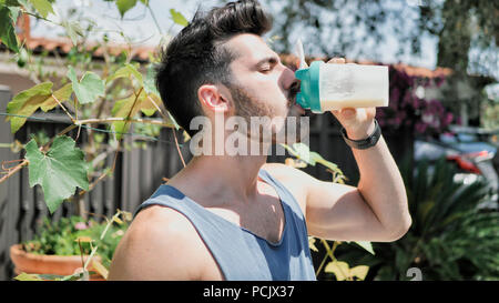 Uomo di proteina potabile shaker da frullatore Foto Stock