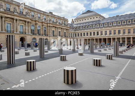 Colonnes de Buren nel Palais Royal, Parigi Francia Foto Stock