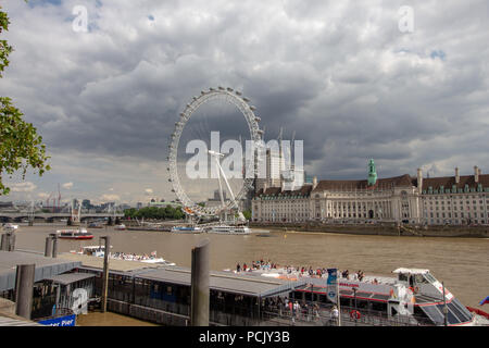 London Eye con Themse Foto Stock