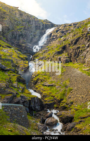 Cascata Stigfossen sulla Trollstigen road, Norvegia Foto Stock