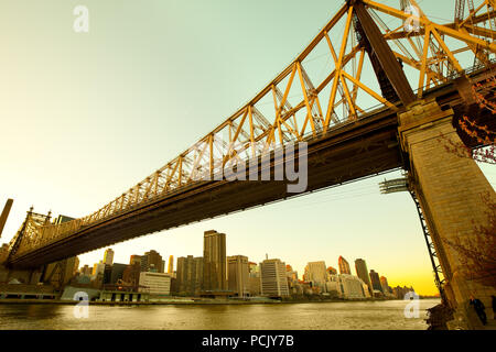 Il Queensboro Bridge oltre l'East River, Manhattan, New York City, NY, STATI UNITI D'AMERICA Foto Stock