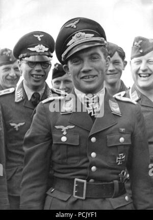 Immagine da un album di foto relative a II. Gruppe, Jagdgeschwader 3: Oberleutnant Franz von Werra con gli ufficiali e gli uomini di II. Gruppe, Jagdgeschwader 3 a Mannheim-Sandhofen Airfield in aprile 1941 dopo l aggiudicazione della sua Ritterkreuz (cavaliere del Cross della croce di ferro). Aggiudicati il 14 dicembre 1940, von Werra non aveva ricevuto la Ritterkreuz fino al 25 aprile 1941 quando fu presentato personalmente da Adolf Hitler seguenti von Werra notoriamente la fuga dalla cattività come P.O.W in Canada. Foto Stock