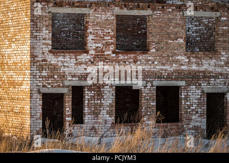 Il vecchio abbandonato incompiuto edificio in mattoni di close-up. Foto Stock
